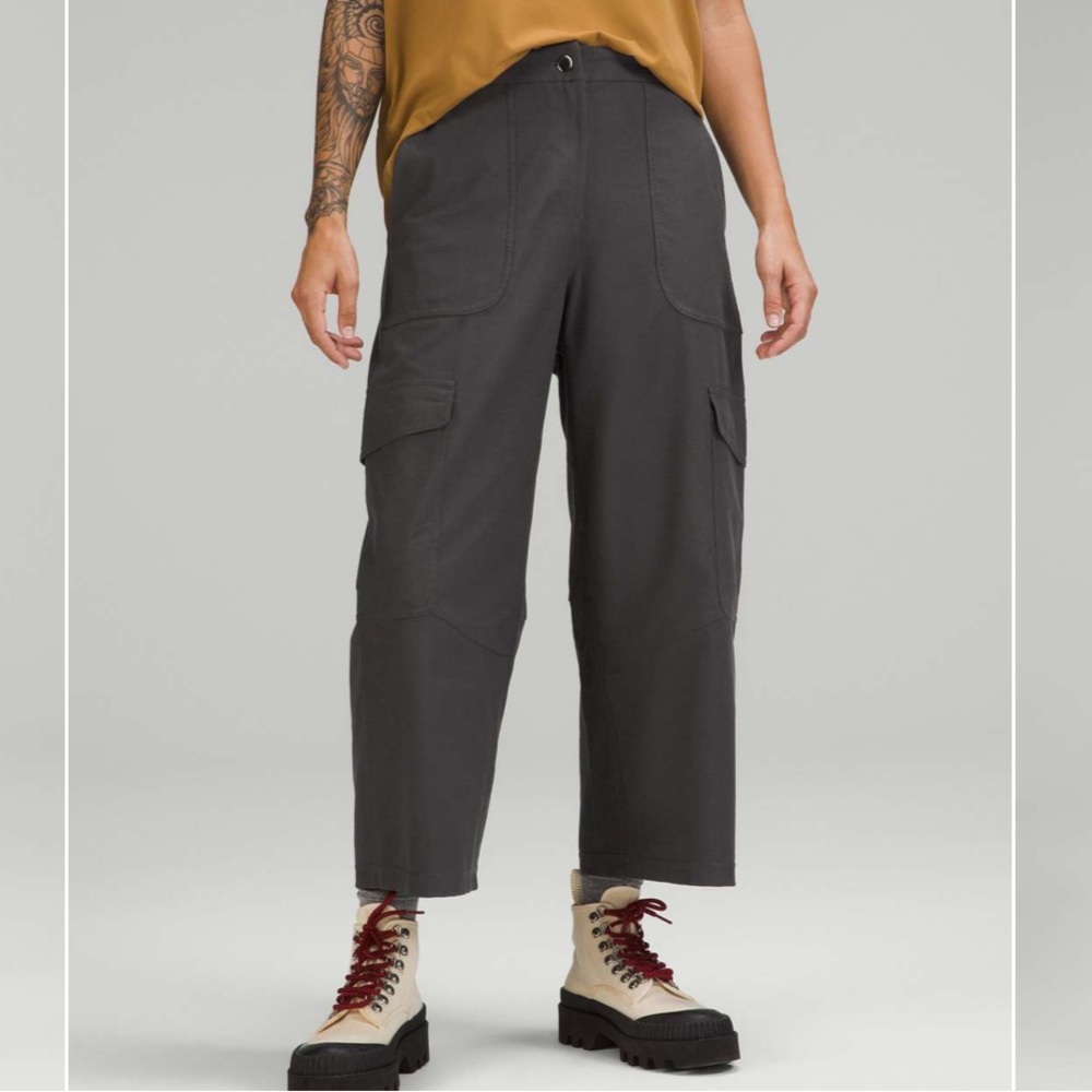 Lululemon Light Utilitech Cargo Pocket High-Rise Crop
Graphite Grey - Size 28